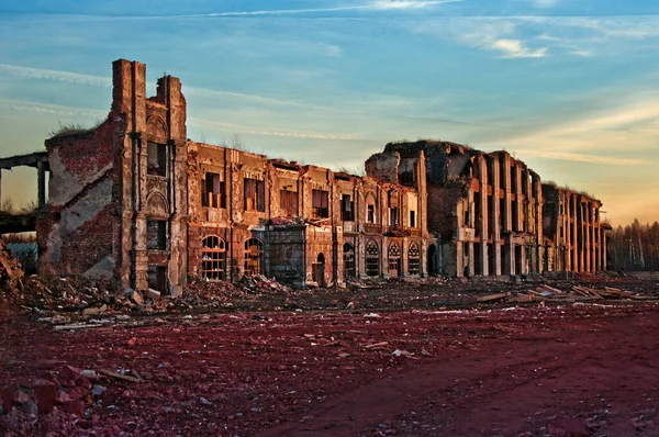 Günbatımında Yıkılmış Binaların Manzarası Yıpranmış Görüntü Veya Doğal Afet — Stok fotoğraf