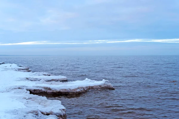 Giornata Nuvolosa Sulla Riva Innevata Del Mar Baltico — Foto Stock