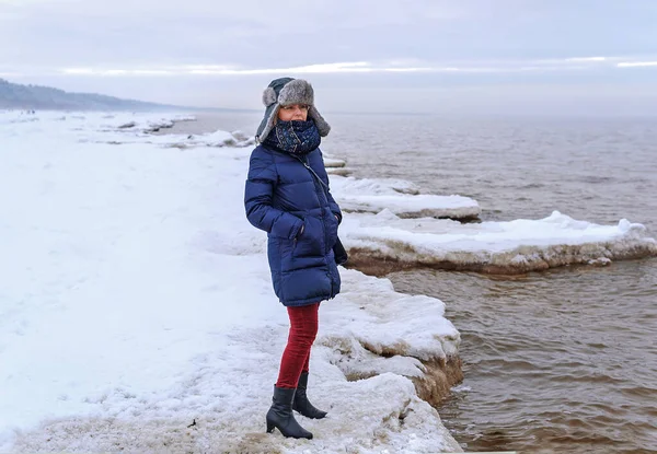 Женщина Стоящая Снежном Берегу Балтийского Моря — стоковое фото