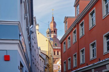 Riga 'nın merkezindeki evler arasındaki Kubbe Katedrali.