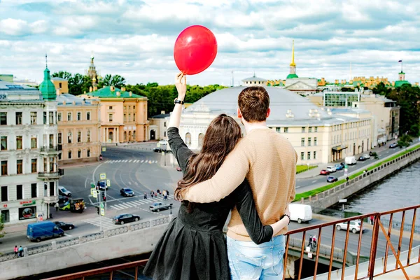 Pareja Recién Casada Techo Casa Atardecer Rojo Con Burbujas —  Fotos de Stock