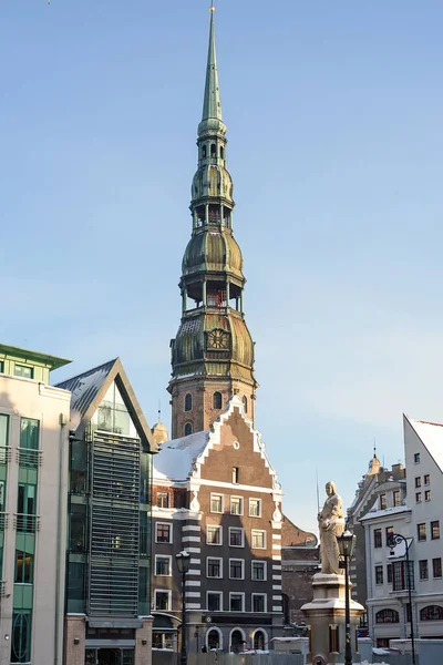 Spire Van Sint Pieterskerk Het Centrum Van Oud Riga — Stockfoto