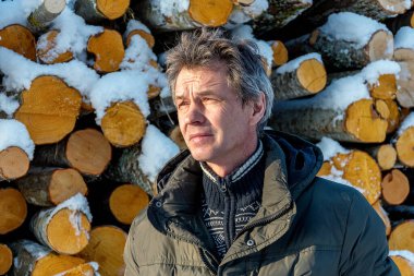 Taze kesilmiş kütükler ve oduncuların yakacak odunları kış mevsiminde beyaz kar örtüsünün altına gömüldü..