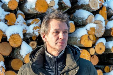 Taze kesilmiş kütükler ve oduncuların yakacak odunları kış mevsiminde beyaz kar örtüsünün altına gömüldü..