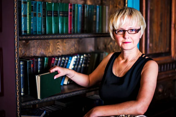 Retrato Cerca Una Mujer Negocios Mediana Edad Con Gafas Lado —  Fotos de Stock