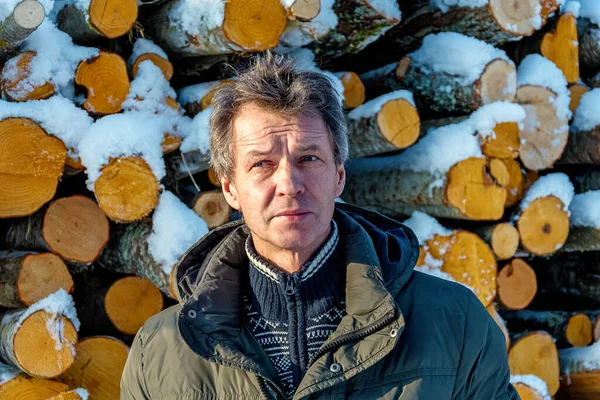 Taze kesilmiş kütükler ve oduncuların yakacak odunları kış mevsiminde beyaz kar örtüsünün altına gömüldü..