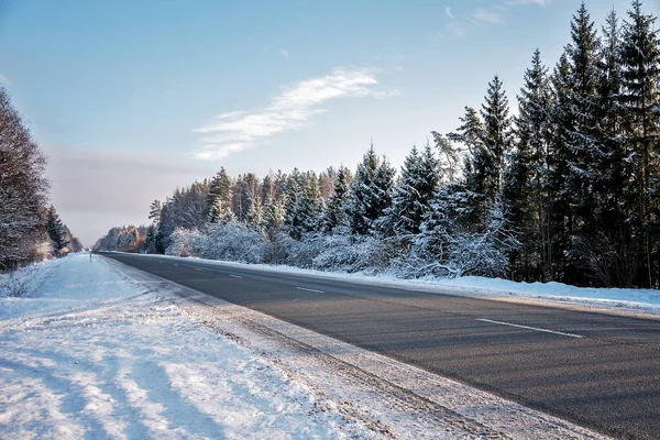 Vacker Utsikt Över Vinter Tom Väg Med Snö Belyst Solen Royaltyfria Stockfoton