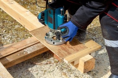 Dairesel bir makineyle odun öğütme işlemi. Tahta oyma tutkusu. Altın el.