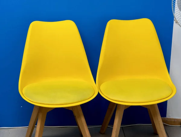 Δύο Χρωματιστές Κίτρινες Καρέκλες Στην Τάξη Έναν Μπλε Τοίχο Κλείσε — Φωτογραφία Αρχείου