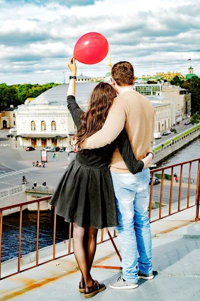 这对新婚夫妇在有气泡的红色落日的房顶上 — 图库照片
