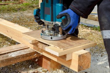 Dairesel bir makineyle odun öğütme işlemi. Tahta oyma tutkusu. Altın el.