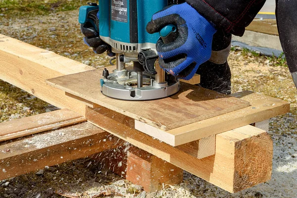 Dairesel bir makineyle odun öğütme işlemi. Tahta oyma tutkusu. Altın el.