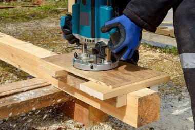 Dairesel bir makineyle odun öğütme işlemi. Tahta oyma tutkusu. Altın el.