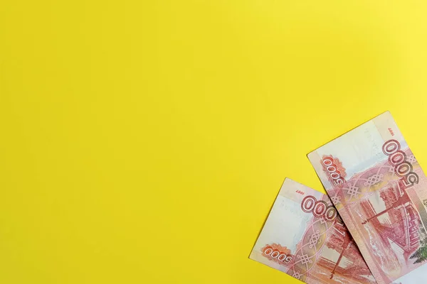 Банкноти 5000 Рублів Російські Банкноти Виділені Жовтому Тлі Вид Зблизька — стокове фото