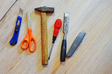 Evdeki marangozluk işleri için kullanılan aletler lamine zeminde.