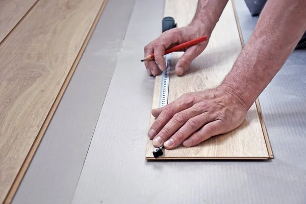 Trabajador Pone Pisos Laminados Apartamento Concepto Profesiones Trabajo —  Fotos de Stock