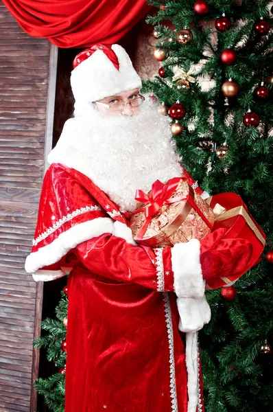 Santa Claus Con Regalos Árbol Año Nuevo Casa Navidad —  Fotos de Stock