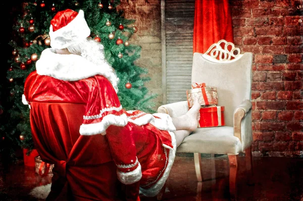 Santa Claus Con Regalos Árbol Navidad Casa Descansando Vista Trasera — Foto de Stock