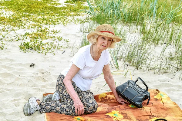 Eine Ältere Frau Mit Strohhut Sitzt Auf Einer Matte Sand — Stockfoto