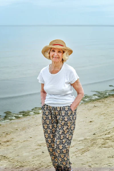 Eine Ältere Frau Mit Strohhut Geht Meer Entlang — Stockfoto