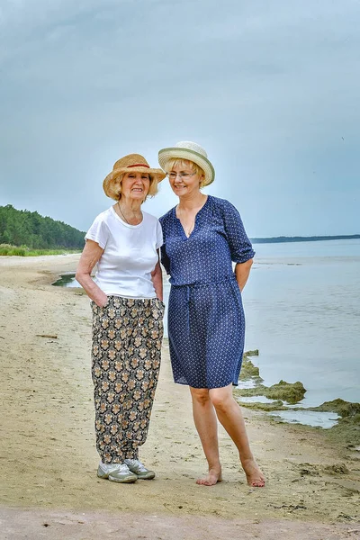 Mãe Filha Adultas Felizes Andando Junto Mar — Fotografia de Stock