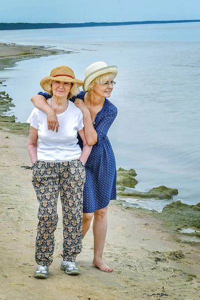 Mãe Filha Adultas Felizes Andando Junto Mar — Fotografia de Stock