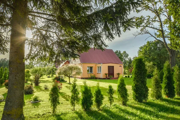 Güneşin Sabahın Erken Saatlerinde Aydınlattığı Güzel Bir Kulübe Litvanya — Stok fotoğraf