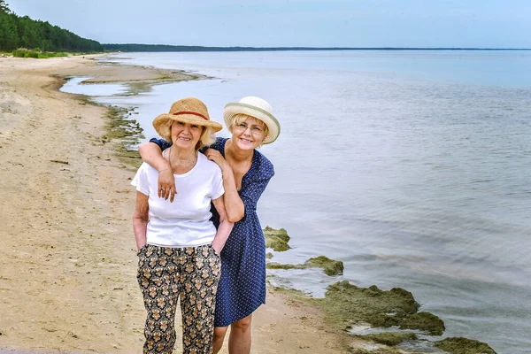 Glückliche Erwachsene Mutter Und Tochter Fuß Meer — Stockfoto