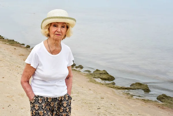 Mulher Idosa Feliz Andando Perto Mar — Fotografia de Stock