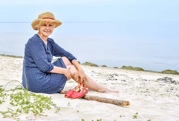 Frau Sitzt Auf Dem Sand Meer Entspannen — Stockfoto