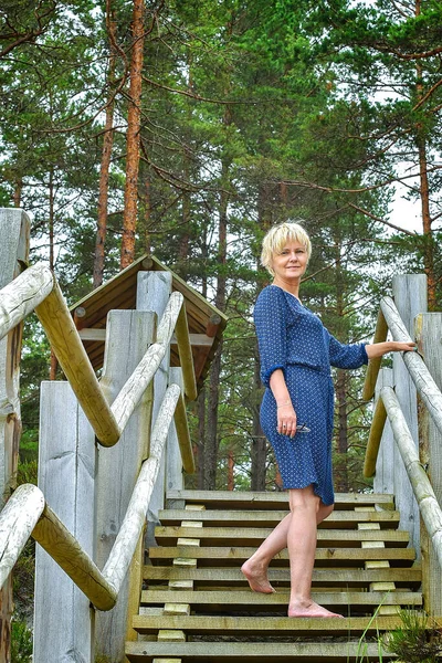 Женщина Отдыхает Лесу Деревянная Лестница Лес Юрмала — стоковое фото