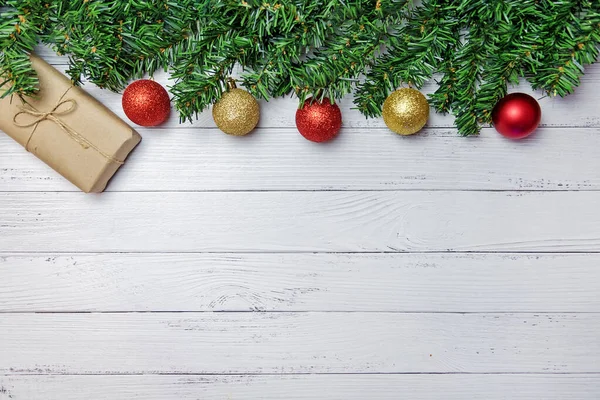 Julsammansättning Med Gran Grenar Guld Och Röda Ballonger Och Gåvor — Stockfoto