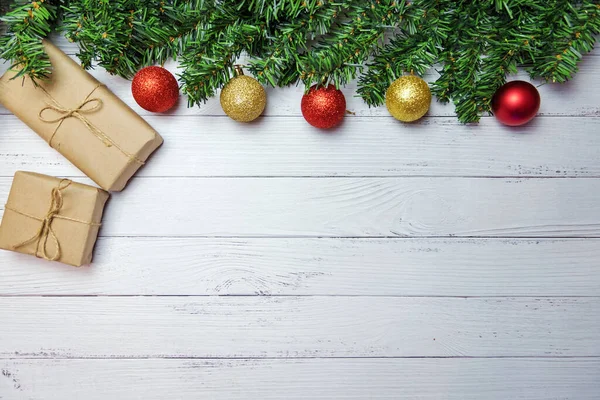 圣诞作文 用冷杉枝条 金气球 红气球和白色木制背景的手工纸制礼物制成 — 图库照片