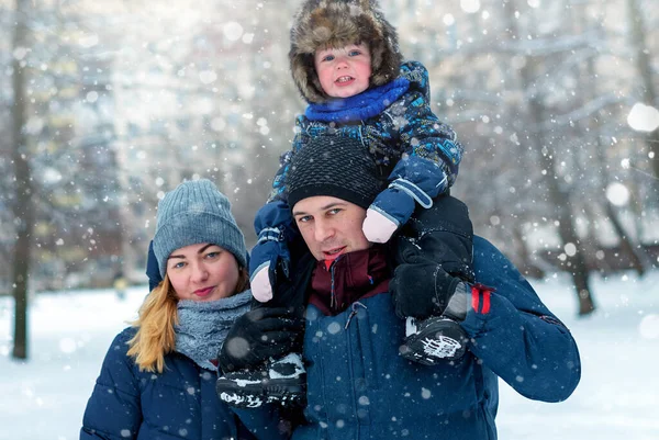 Glückliche Familie Mit Kind Winter Schöne Romantische Atmosphäre Einem Verschneiten — Stockfoto