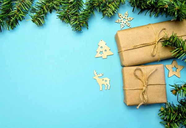 Weihnachtlicher Hintergrund Mit Geschenken Aus Bastelpapier Und Einem Weihnachtsbaum Auf — Stockfoto