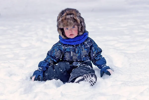 Vtipný Chlapeček Montérkách Kožešinových Šatech Hraje Venku Během Sněžení Aktivní — Stock fotografie
