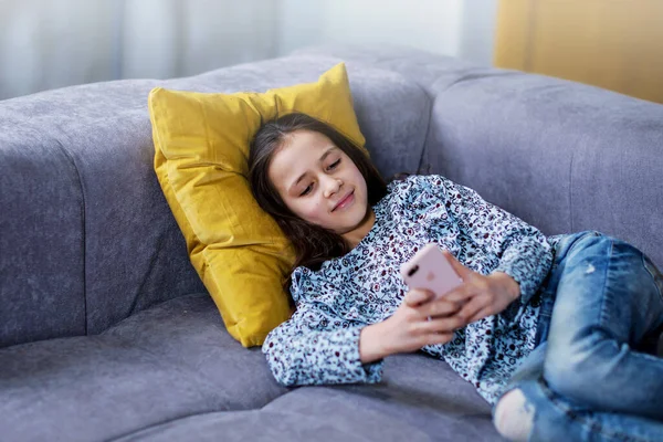 Menina Adolescente Feliz Verifica Redes Sociais Enquanto Segura Smartphone Suas — Fotografia de Stock