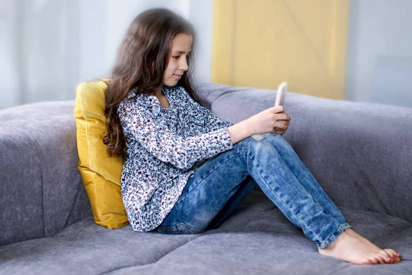 Menina Adolescente Feliz Verifica Redes Sociais Enquanto Segura Smartphone Suas — Fotografia de Stock