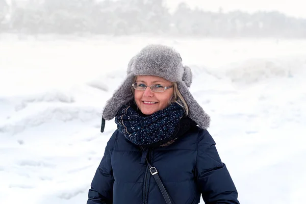 Mulher Sorridente Fundo Paisagem Inverno Jurmala Letônia Passeio Inverno — Fotografia de Stock