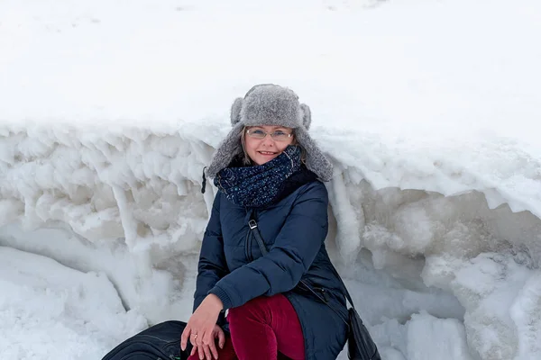 Mujer Fondo Paisaje Invierno Con Grandes Hummocks Hielo Congelado Jurmala — Foto de Stock