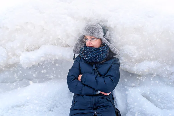 Mujer Fondo Paisaje Invierno Con Grandes Hummocks Hielo Congelado Jurmala — Foto de Stock