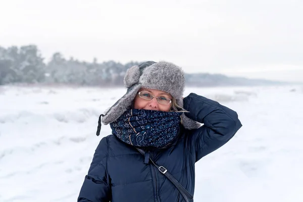 Mujer Sonriente Fondo Del Paisaje Invernal Jurmala Letonia Paseo Invierno — Foto de Stock