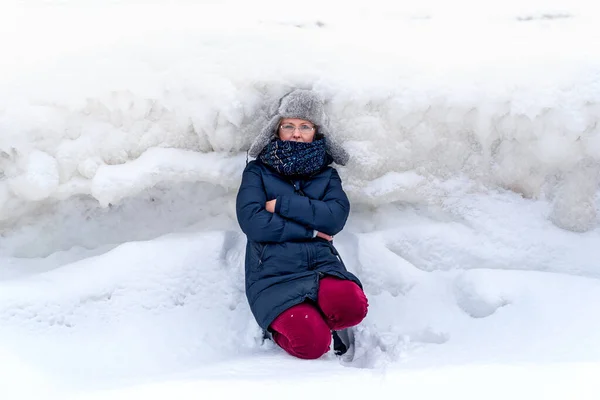 Mujer Fondo Paisaje Invierno Con Grandes Hummocks Hielo Congelado Jurmala — Foto de Stock