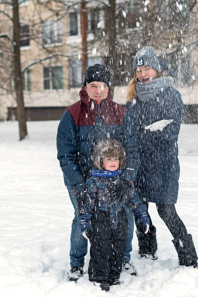 Ung Familj Med Pojke Som Har Kul Promenad Selektiv Inriktning — Stockfoto