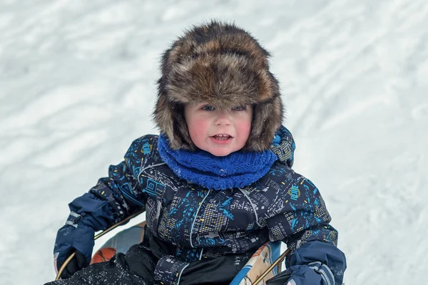 Krásný Chlapec Kožešinovém Klobouku Saních Sněhu — Stock fotografie