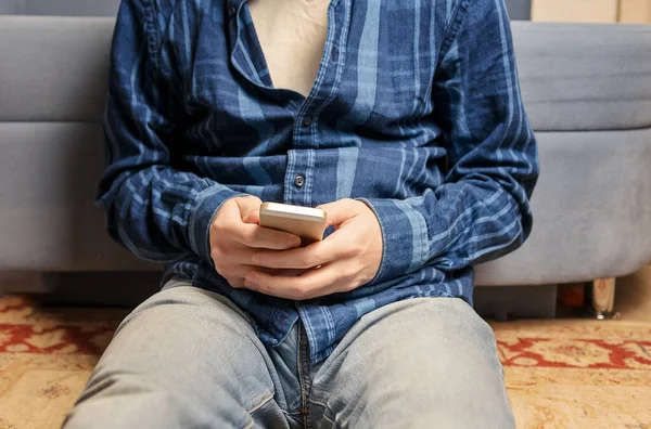 Jovem Camisa Xadrez Sentado Chão Segurando Smartphone — Fotografia de Stock