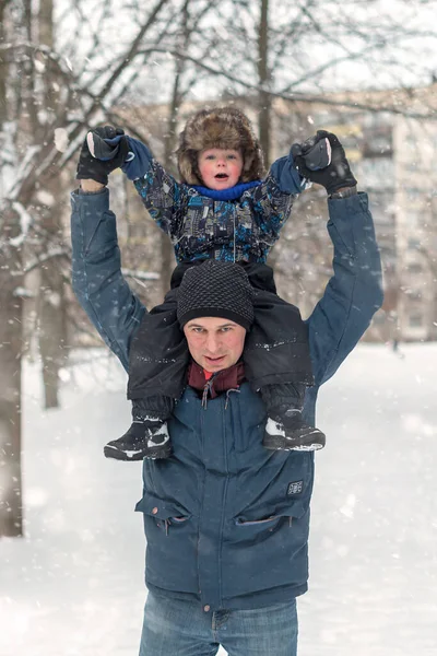 Vater Und Sohn Amüsieren Sich Beim Spaziergang Selektiver Fokus — Stockfoto