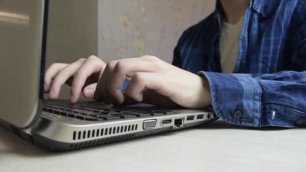 Ragazzo Con Una Camicia Blu Quadri Sta Digitando Una Tastiera — Video Stock