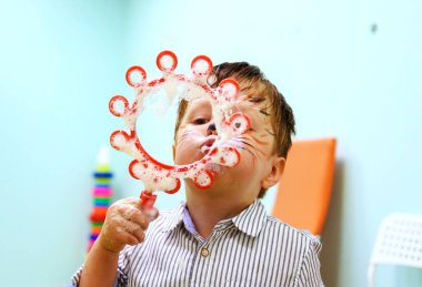 Beyaz çocuk. 3 yaşında. Sabun köpüğü oynuyor..