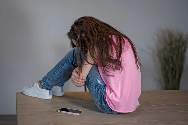 10代の少女は 壁には 気分を害した 挫折した10代 — ストック写真